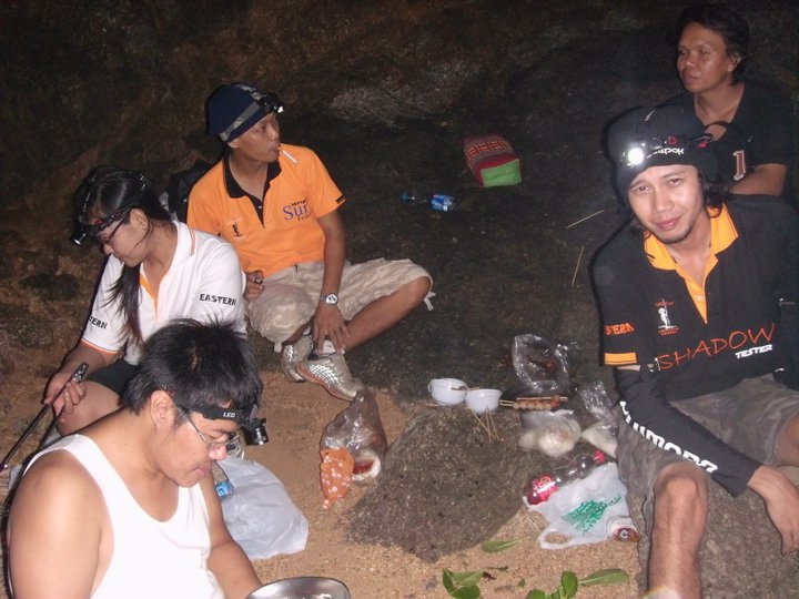 และแล้วก็ทนสภาพลมแรงไม่ไหว  เข้ามาหลบกัน   ลงความเห็นว่า..."บันเทิงดีกว่าวุ้ย..." :laughing:
