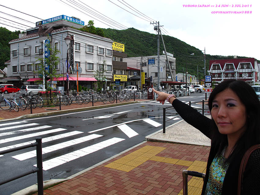  [b]นั่นครับที่พักเรา....Kawaguchiko Station Inn...ตึกใหญ่ซ้ายมือ ป้ายสีฟ้าครับ[/b]