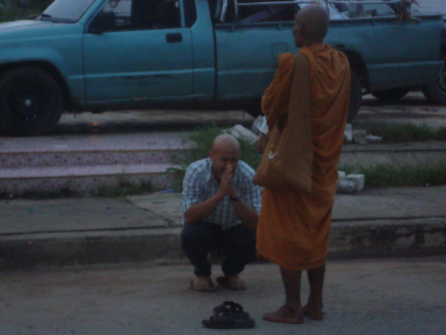 ทำบุญก่อนทำบาปครับ วันเข้าพรรษาพอดี