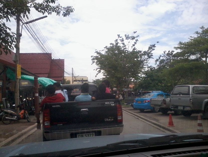 นั่งหาวยังมิทันหุบปากสนิดก็ถึงที่หมาย
-ตลาดอำพวาเเห่งนี้นี่เอง-  :cool: