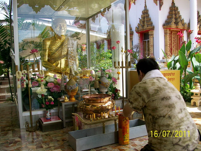 บริเวณ พระวิหาร จะมี องค์พระ ให้ไหว 4 มุมทั้งหมดนะครับ
