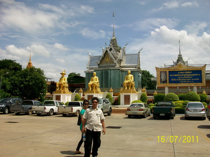 หลังจากช่วยทางวัด เก็บอุปกรณ์ ที่ใช้ในพิธีเรียบร้อยแล้วก็เริ่ม
ไปยังจุดสำคัญต่างๆ เพื่อ กราบนมัสการ