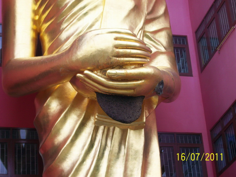 มีรังผึ้งขนาดใหญ่มาทำรังอยู่บริเวณ ใต้มือ ขององค์พระครับ