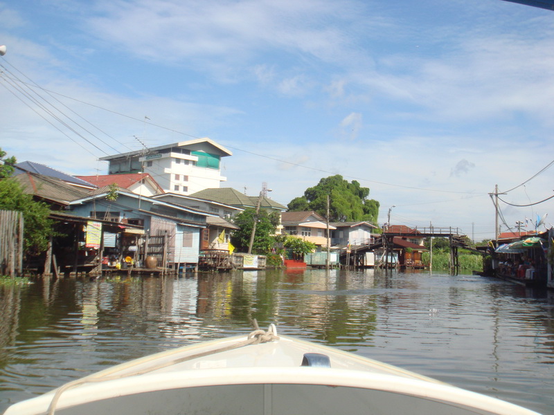 มองไปด้านหน้าซ้ายมือจะเห็นโรงเรียนสมัยประถมของผมเองครับ โรงเรียนสันต์เสริมวิทย์