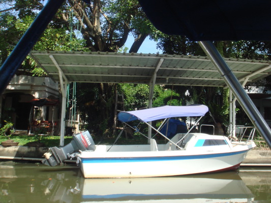 เรือก็สวยครับลำไม่ใหญ่มากแต่มีเคบินซะด้วย :smile:
