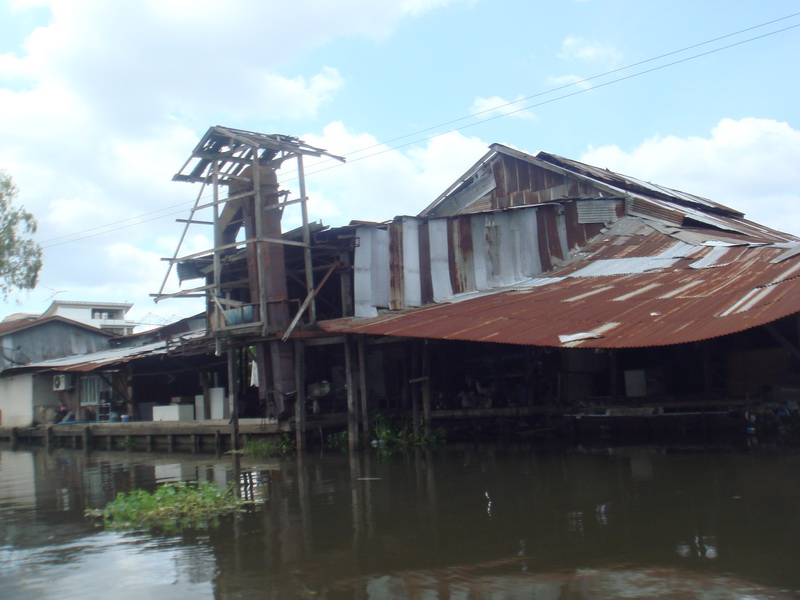 ตรงนี้เป็นโรงงานอะไรเก่าซักอย่างไม่แน่ใจครับ :smile: