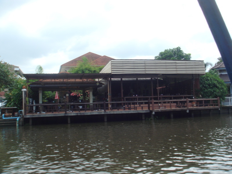 มีร้านอาหารบรรยากาศดีครับ :smile: