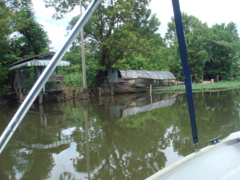 เรือโยงลำใหญ่ๆถูกจอดทิ้งไว้ครับ มุมสวยๆน่ามานั่งเขียนรูป:smile: