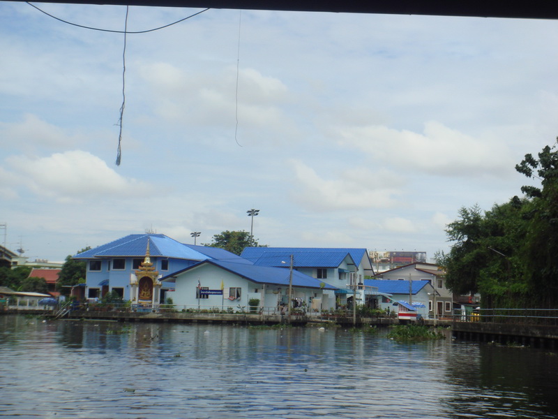 ข้างหน้าเป็นทางแยกสองทางฝั่งขวาจะเป็นท่อระบายน้ำ เราต้องไปฝั่งซ้ายจะเป็นประตูระบายน้ำครับ