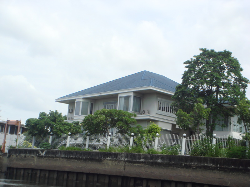 เจอบ้านสวยๆอีกหลังเสียดายมาอยู่ตรงนี้ ผมรู้แล้วทำไมรุ่นน้องผมถึงได้ขายบ้านพร้อมที่แปลงใหญ่ตรงเชิงสะพ