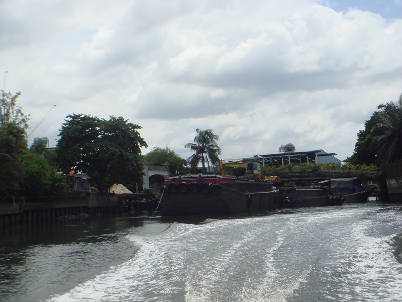 จุดที่ผ่านมามีเรือขนทรายจอดขวางทางเหลือแคบมากแค่ช่องทางด้านขวามือที่เห็นครับ