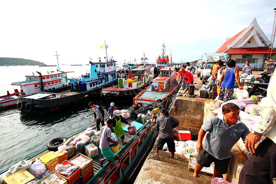 
 [b]  เรือข้ามฟากเที่ยวแรก  เรามักจะเห็นภาพแบบนี้บ่อยๆ

ผัก  และ  เสบียงต่างๆเต็มดาดฟ้าเรือ  

