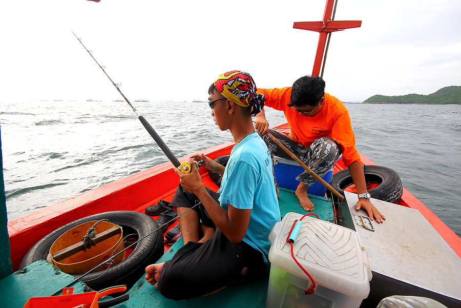 
 [b]  ขนของลงเรือเสร็จ  ก็รีบประกอบอุปกรณ์ทันที

ชุดเล็กๆ ไม่เกิน 15 lb กำลังเหมาะ  คนละชุดก้พอส