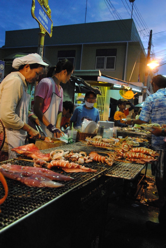 ร้าน นี้อยู่ริ่มเขื่อน นะคับ  ของกินมากมายจิงๆๆนะ อัมพวา เนี่ย:umh: :umh: :umh: :umh: :umh: :umh: :u