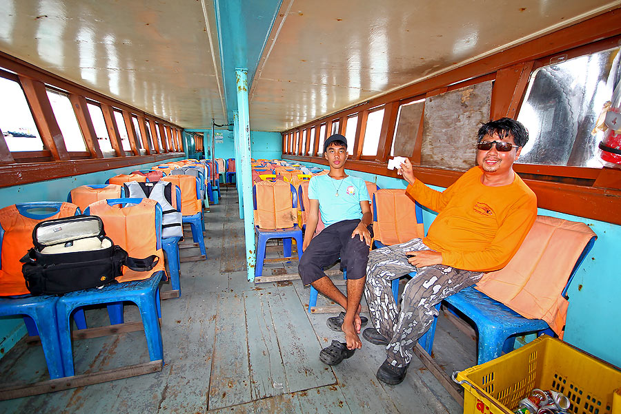 
 [b]  เหมาเรือข้ามฟาก  กลับ

กลัวรับน้ำหนัก  ไม่ไหว [/b]


 :laughing: