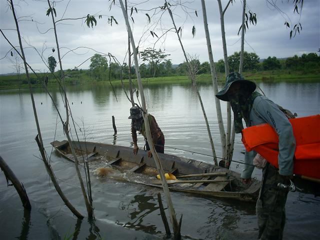 ว่าแต่ทีมเราก็มีเรือแบสใช้กับเขาด้วยนะ  ใส่เครื่อง 2 แรง (2ฝีพาย) รีบๆ วิดน้ำออกจากเรือเลยนะโปร สายแ