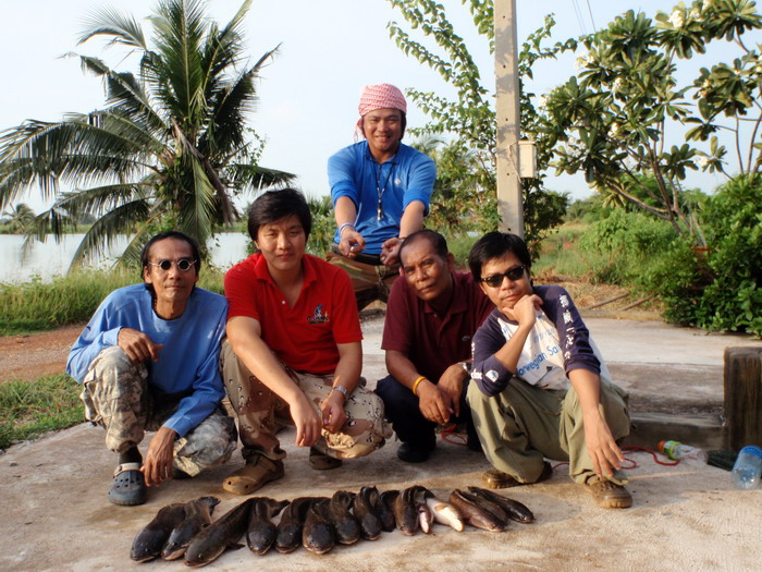 นี่คือพวกเรา MR.SHARK FISHING GANG ที่ไปลุยบ่อดังที่บ้านสร้างด้วย TEXAS ตามแบบของเรา  :cheer: :cheer