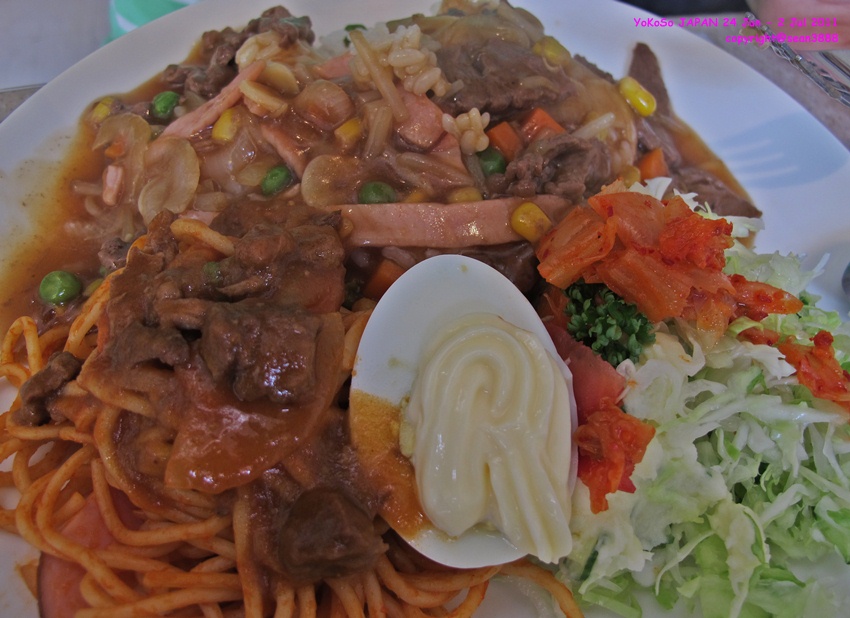  [b]อาหารแปลกดี..ผสมกันหลายอย่างไม่แพงด้วย..เป็นร้านอยู่แถวๆสถานี....กินไปเรื่อยๆ..เรายังมีเวลา...เร