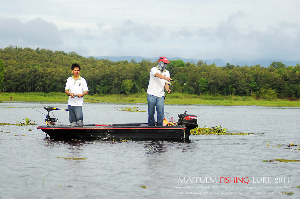 มาชมบรรยากาศกลางน้ำกันต่อเลยนะครับ 


เริ่มด้วยเรือพิมพ์นิยม ลำงาม จากทีม ฟิชชิ่งแก๊ง จ.พะเยา  :c