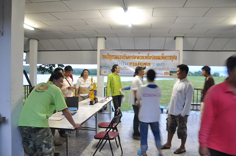 กรรมการและนักตกปลามากันพร้อมหน้า  ลงทะเบียนแล้วจะได้ออกตัว....ยาวโลด :cool: :cool: