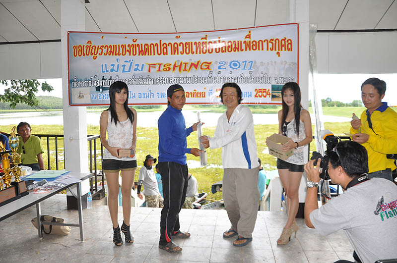 ผู้โชคดีรายต่อไป  เป้าจอมลีลา  ได้คันเบ็ดจากร้านน้องบัว   มอบโดยน้าเชียร.... :cheer: