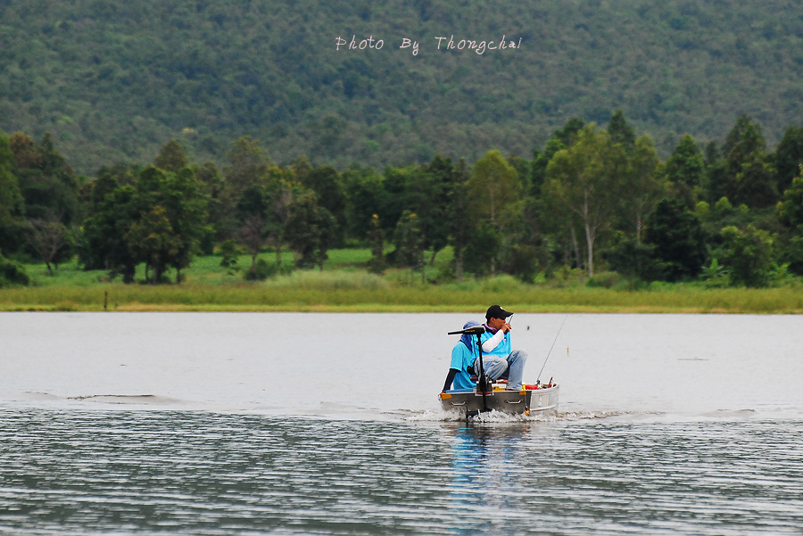 แวะดูปลาน้าธงหน่อย ป่านนี้เต็มเรือแล้วมั้ง :laughing: :laughing: :laughing: