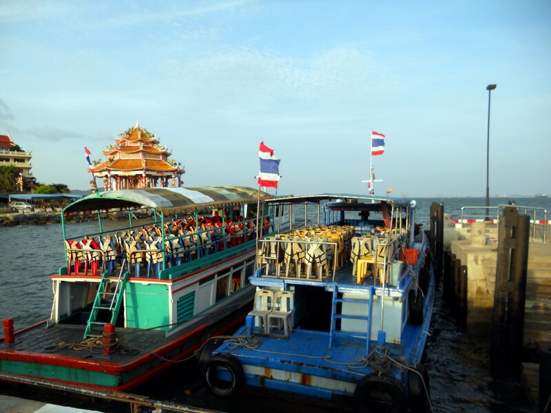 [center][b] เรือที่จะข้ามฟากไปเกาะสีชังจอดรออยู่แล้วครับ จุประมาณ 120 คนแต่ยังไม่ถึงเวลาออก เที่ยวแร