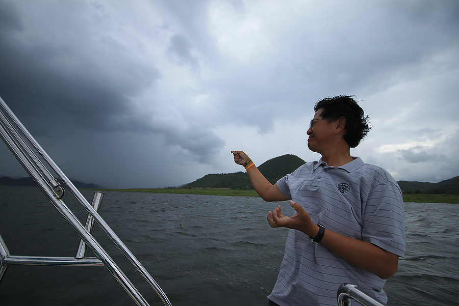 ลมแรงมาก ประดุจว่าดั่งอยู่ในทะเลยามมรสุม....
สายฝนก้อตกซัด เห็นชัด ๆ มาทางต้นน้ำ...

ลมเเรงตีเหยื