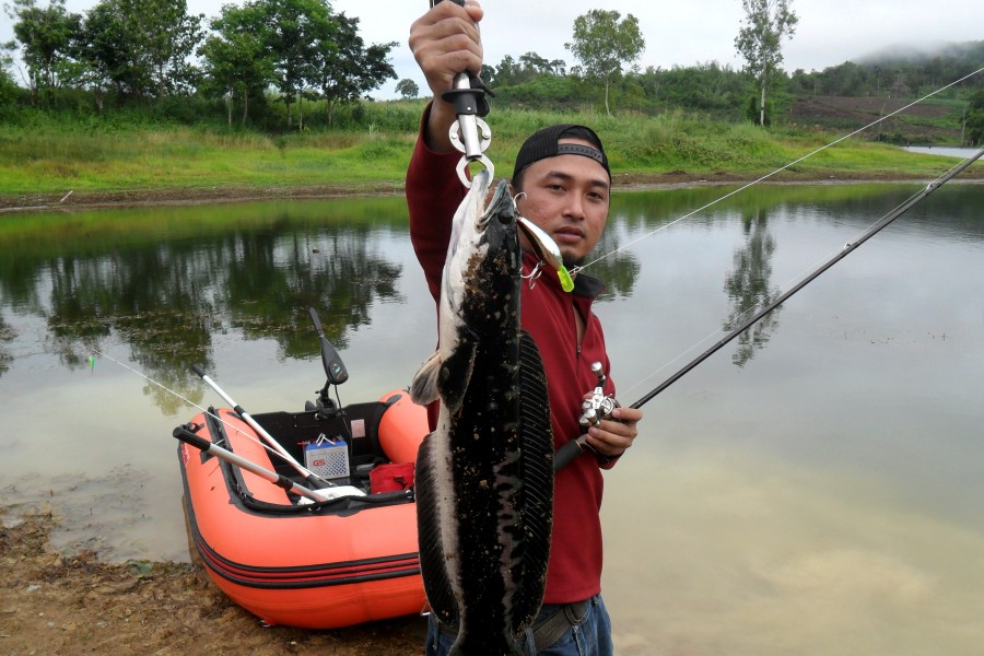 ลากขึ้นฝั่งดีก่า เพื่อความปลอดภัยของเรือยาง
 :laughing: :laughing: :laughing: