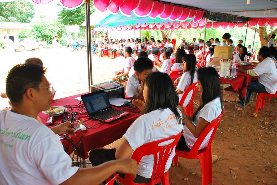 ด้านในเต็นสกำลังรวบรวม...ยอดเงินและซองบริจาคกันอยู่ครับ :cheer: :cheer: :cheer: :cheer: :cheer: :ros