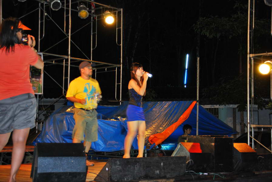 บนเวที...ก็มีนักร้องสาวๆมาให้ความบันเทิงกลาง...สายฝน...โดยมีลุงอ๊อดยืน...ดิ้นเป็นเพื่อนน้องเขาครับ :