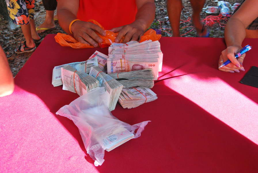 ตรวจนับและส่งมอบเงินให้กับทางโรงเรียนครับ :cheer: :cheer: :cheer: :cheer: :cheer: :cheer: :smile: :s