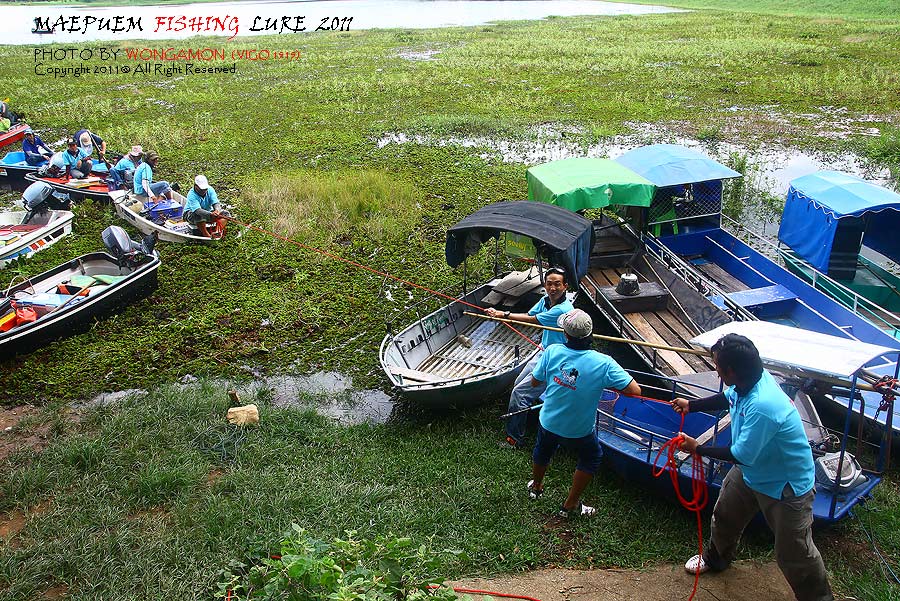 เรือติดจอกครับ ขากลับขึ้นฝั่งกัน ชักคะเย่อกันระนาว.... :laughing: :laughing: