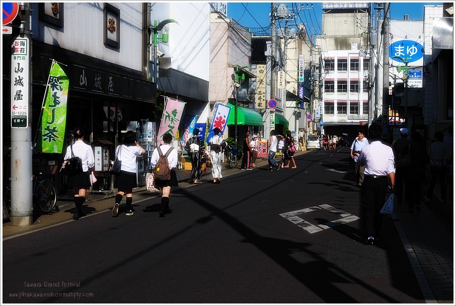 ถ้ามาถึงสถานีรถไฟฟ้า Sawara แล้วเดินตามน้องๆเค้าไปกันเลยไม่ต้องกลัวหลงเพราะทุกคนต่างมุ่มหน้าเพื่อไปร