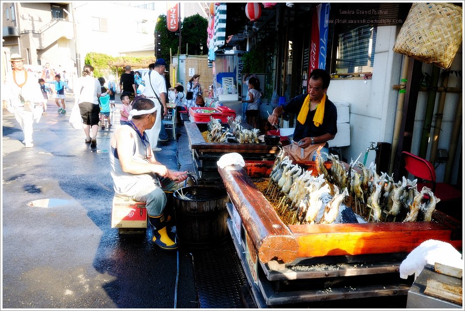 ตามสองฝั่งถนนมีร้านค้าที่นำข้าวของออกมาวางขาย..ไม่ต่างจากบ้านเรามากหนัก
สถานที่ใดที่มีผู้คนมารวมตัว