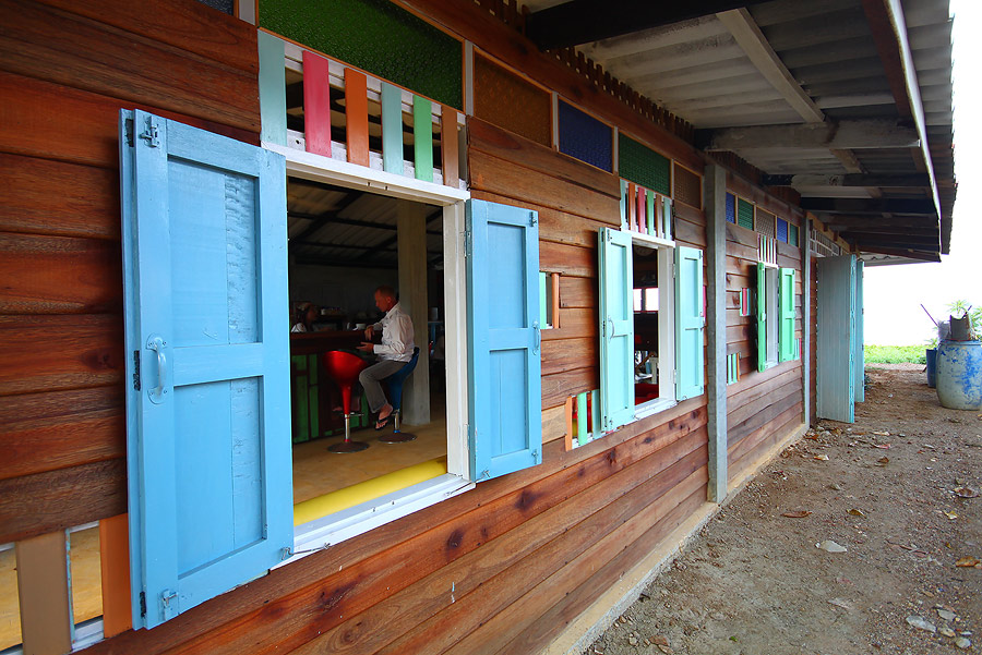 ทำร้านสวยดี ติสท์มั่กๆ....
ดูดกาแฟเย็นไป ถ่ายรูปไป เพลินดีนะ
 :smile: :smile: