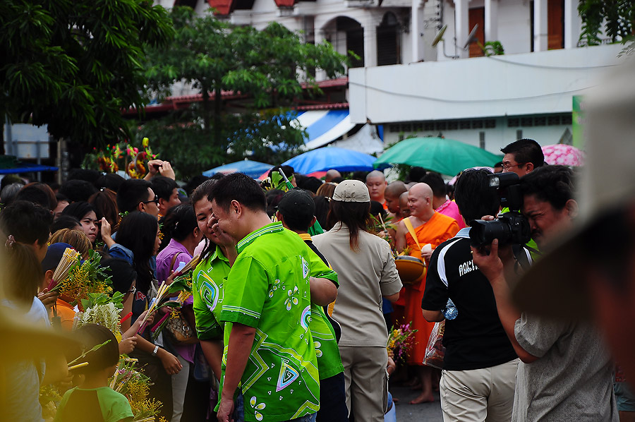 พระคุณเจ้า เจ้าอาวาสเดินมารับบาตรแล้ว ครอบครัวผมดันอยุ่ผิดฝั่งซะงั้น :grin: :grin: :grin: