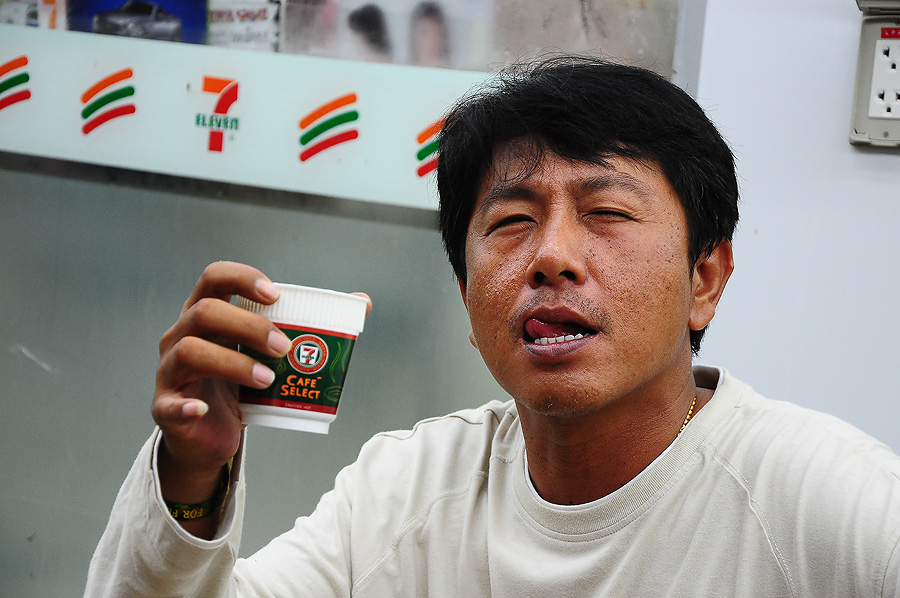 แค่แบนคงยังไม่พอขอกระแทกกาแฟหวานๆตามอีกสักแก้ว :umh: :umh: :grin: :grin: