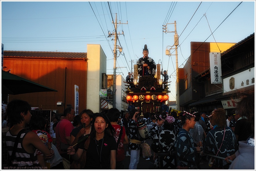 เสียงดนตรีที่ใช้ในการขับขานบทเพลงในงานเทศกาลดังขึ้นขบวนหุ่นของแต่ละสำนักเริ่มเคลื่อนที่และไหลเลื่อนไ