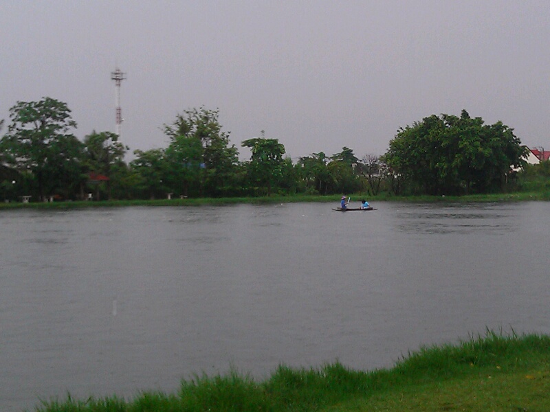 จนถึง ณ  เวลานี้ฝนยังไม่หยุดเลย

เด็กบ่อพายเรือให้อาหารปลาอยู่ครับ