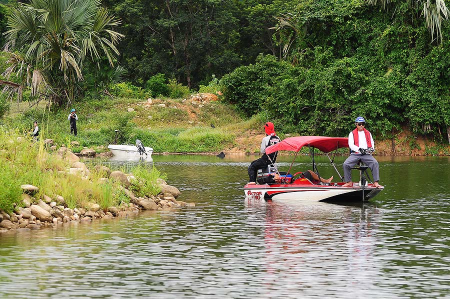 เจ้าเบนที่อยุ่ท้ายเรือโดนปลากัดเหรอป่าวหว่า  :think: :think: :think: