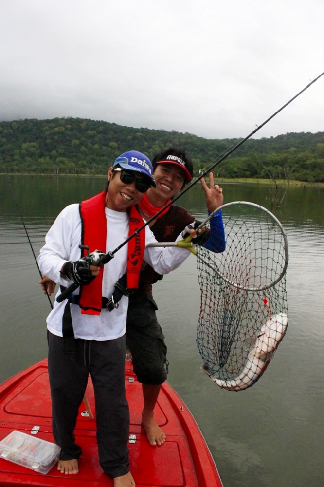 ขอถ่ายรูปเป็นสักขียาน ให้กับปลาที่ใหญ่ที่สุดของน้าหนุ่มซักหน่อยนะครับ