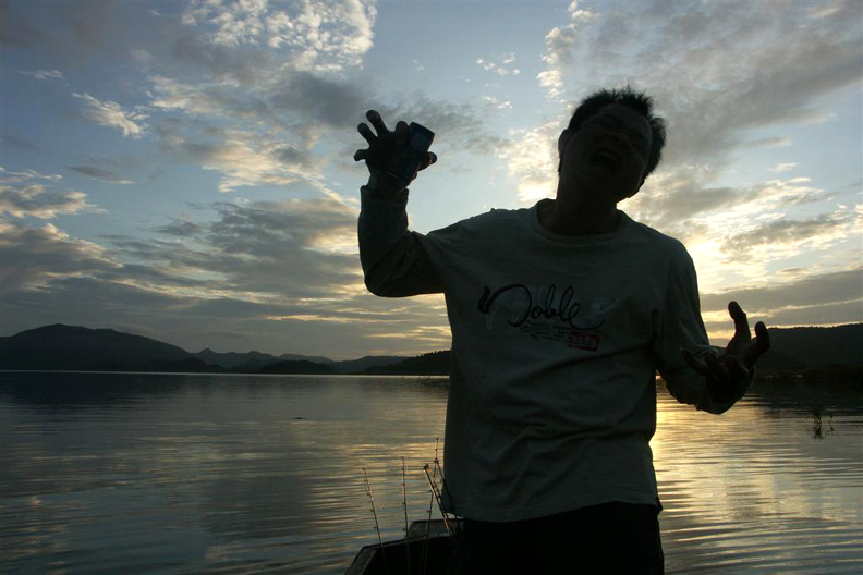 วันนี้ผมอยู่หัวเรือดูสิว่าจะสลัดแห้วได้ไหม
 :cool: :cool: :cool: :cool: :cool:
 :laughing: :laughi