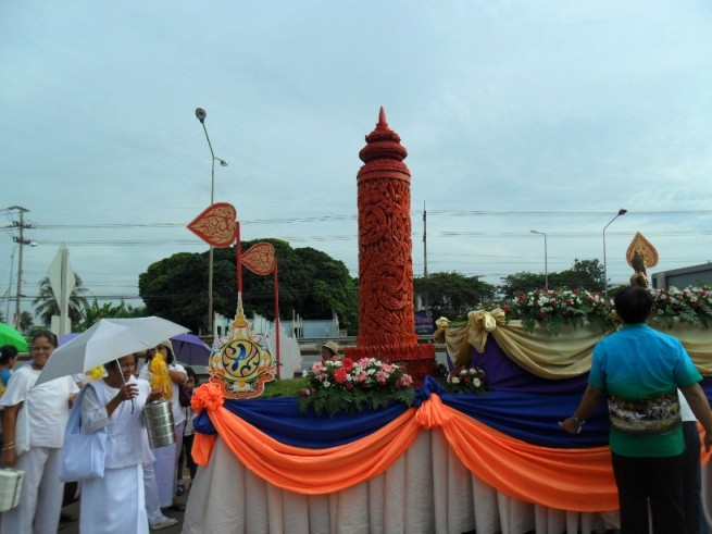 รวดลายการแกะสลักต้นเทียนฝีมือระดับชาวบ้านครับ