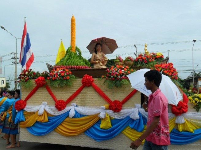 ใช้วัสดุจากธรรมชาติตกแต่งขบวนรถครับ
ใช้ดอกแก้วมังกรตกแต่งขบวรรถครับ