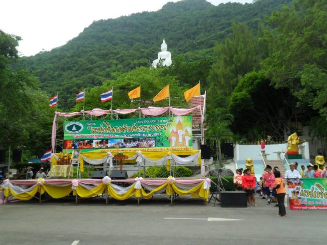 ถึงวัดพระขาวแล้วครับ 
ใครผ่านปากช่องมองทางขวาจะเห็นพระขาวองค์ใหญ่นั่งอยู่บนภูเขาครับ