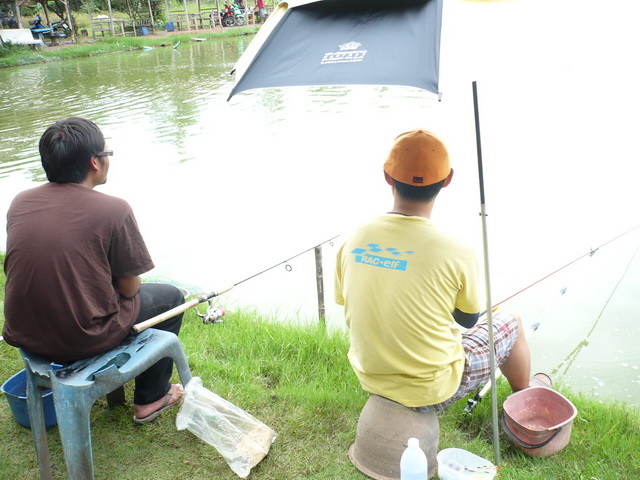 คราวนี้ พวกเราก็มานั่งเฝ้า ทุ่นกันล่ะครับ ^^