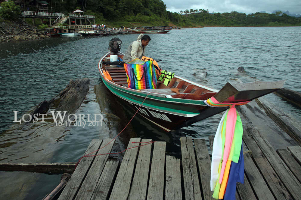 



พี่โป้ง มารอรับเราอยู่ที่ท่าเรืออยู่แล้วครับ เรือพร้อมจะออกเดินทางตั้งนานแล้ว

ถ้าเพียงแต่