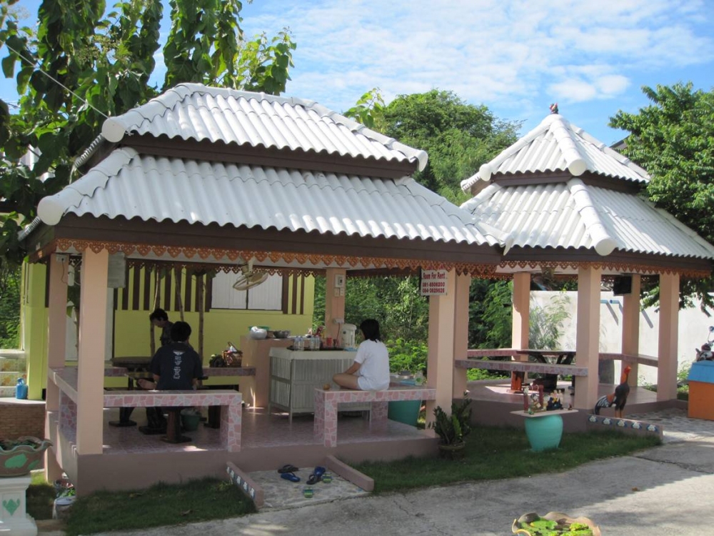 ที่นั่งกินกาแฟตอนเช้าครับ