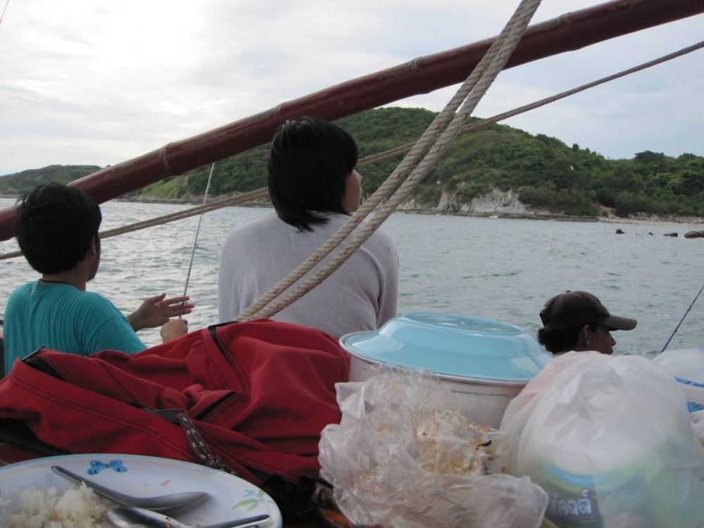 บรรยากาศบนเรือครับไม่ได้ถ่ายภาพเลยฝนลงปอยๆคลื่นแรง

พวกผมอ้วกกันหมดเลยครับ

 :laughing: :laughin